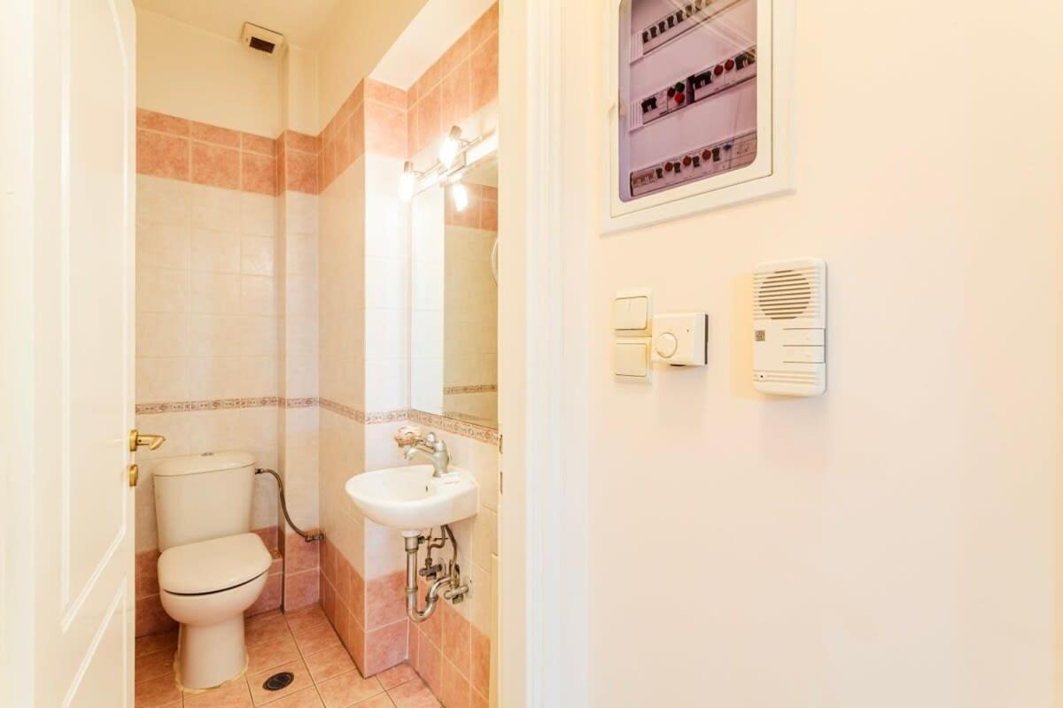 Spacious Urban Haven-Family Home, Perfect Location 칼라마타 외부 사진